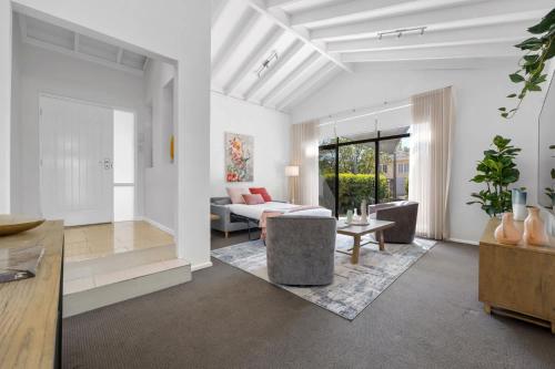 Un lugar para sentarse en Spacious Family Getaway in West Leederville