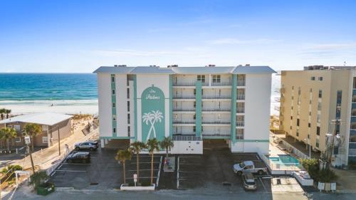 una vista aérea de un hotel con el océano en el fondo en Palms 205 - Paradise Palms, en Fort Walton Beach