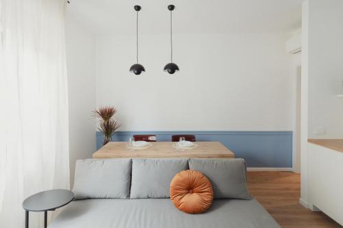 a living room with a couch and a table at Bilo e Mono a 2 passi dall'Ospedale, Centro e Stazione - CasaP17 in Varese