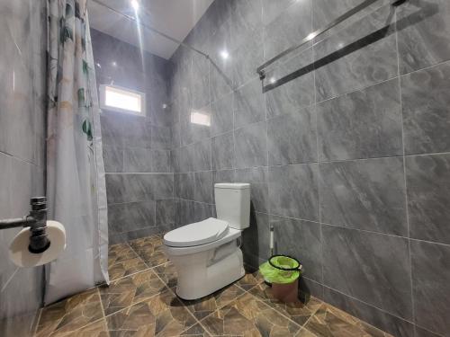Ένα μπάνιο στο Sunset Homestay