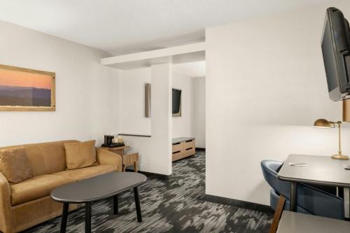 TV a/nebo společenská místnost v ubytování Fairfield Inn & Suites Mt. Pleasant