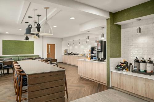 Kuchyň nebo kuchyňský kout v ubytování Fairfield Inn & Suites Mt. Pleasant