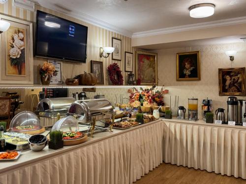a buffet line with food on it in a restaurant at Hotel Studio in Veliko Tŭrnovo