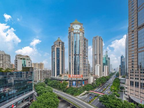 広州市にあるCityNote Hotel -Guangzhou Beijing Road Pedestrian Street Yuexiu Park Branchの高層建築・時計塔のある街
