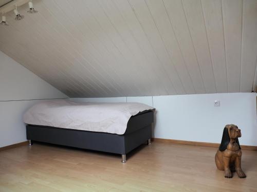 a bedroom with a bed in a attic at Wohnen überm Atelier in Bad Neuenahr-Ahrweiler