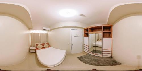 イロイロにあるRelaxing Sanctuary in Iloiloのベッドと鏡のある小さな部屋
