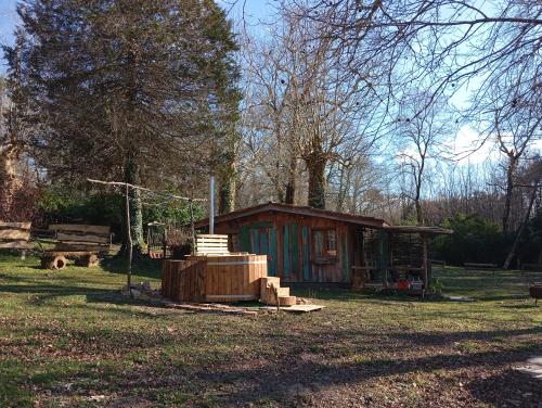 a small cabin in the middle of a field at La maison du pêcheur in Saint-Justin
