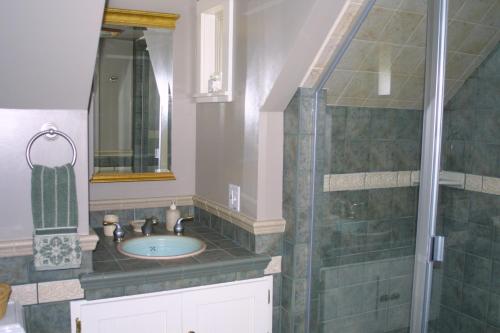 Arden Forest Inn tesisinde bir banyo