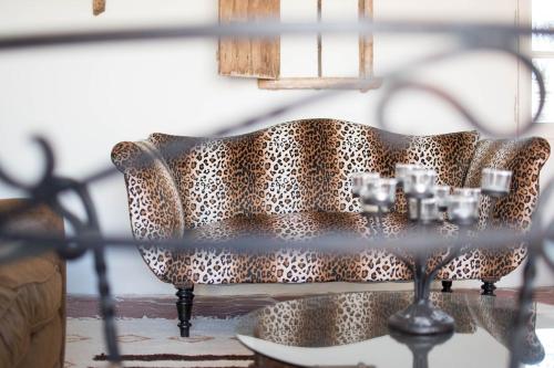 - un canapé à motifs léopard dans le salon avec une table dans l'établissement Loft Toro - Premium, Clim et Terrasse, à Arles