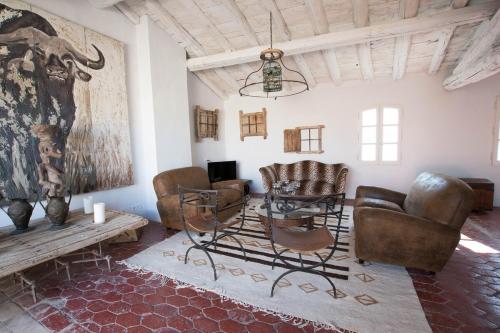 - un salon avec des fauteuils en cuir et une table dans l'établissement Loft Toro - Premium, Clim et Terrasse, à Arles