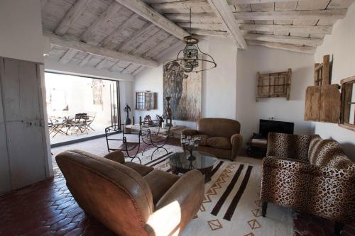 un salon avec un canapé, des chaises et une table dans l'établissement Loft Toro - Premium, Clim et Terrasse, à Arles