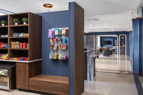 a soda shop with a sodaacistacistacistacistacist at The Well House Hamilton, Tapestry Collection By Hilton in Hamilton