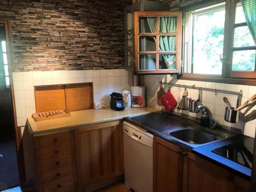 une cuisine avec un évier et un plan de travail dans l'établissement Chalet Chamois - Chalet année 70 ! Quartier calme - Superbe vue - Jardin MAE-8214, à Montgenèvre