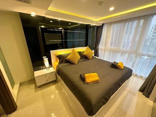 Postel nebo postele na pokoji v ubytování Luxury condo - Pattaya City Centre - Grand Avenue - 405