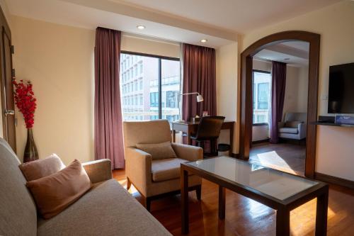 Χώρος καθιστικού στο Journeyhub Sukhumvit 26, Bangkok - Formerly St James Hotel