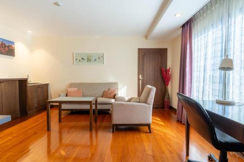 Χώρος καθιστικού στο Journeyhub Sukhumvit 26, Bangkok - Formerly St James Hotel