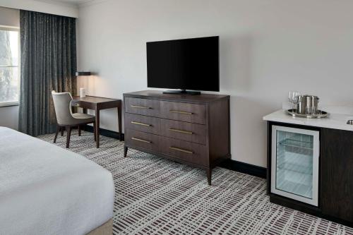 TV a/nebo společenská místnost v ubytování Bellasera Hotel & Suites Paso Robles, Tapestry by Hilton