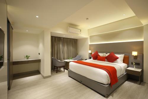 Cama o camas de una habitación en MARIGOLD-Newly Renovated Hotel