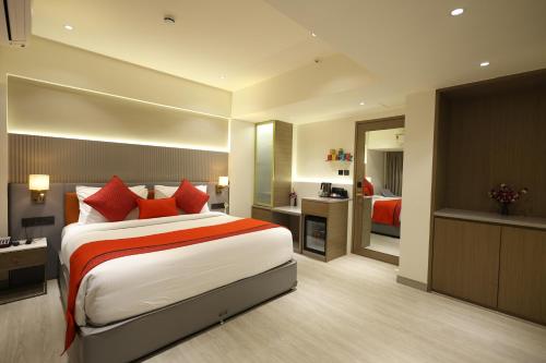 Cama o camas de una habitación en MARIGOLD-Newly Renovated Hotel