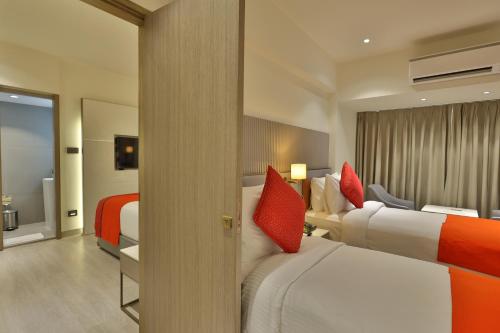 Cama o camas de una habitación en MARIGOLD-Newly Renovated Hotel
