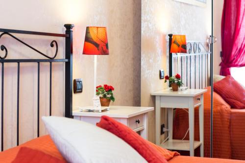 1 dormitorio con cama y espejo en Holiday Home House Fornaci, en Roma