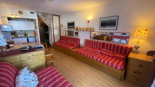- un salon avec des canapés rouges dans l'établissement Résidence Anges - studio confortable à coté des pistes de ski MAE-8334, à Montgenèvre