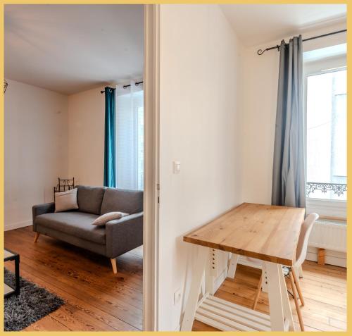un salon avec un canapé et une table dans l'établissement Appartement T3 I Élégant I Annemasse, à Annemasse