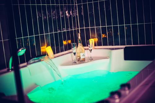 Love Room du Mont d'Or - Baignoire SPA - Minibar offert