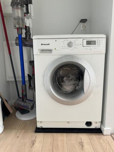 a washing machine with its door open in a room at Appartement NEUF, 6 personnes, 2 chambres in Ohligsmühle