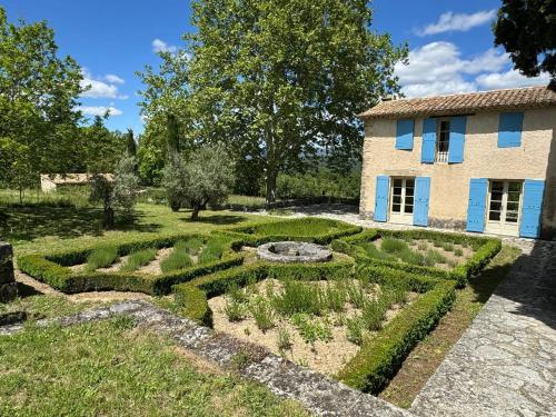 a garden in front of a house at Villa spacieuse avec jardin à Saignon in Saignon