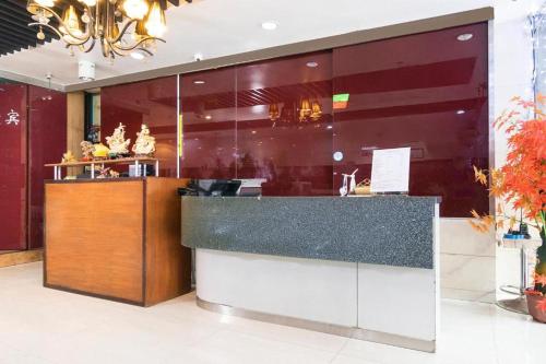 - une grande cuisine avec un comptoir dans un bâtiment dans l'établissement Lucky Hotel Binondo, à Manille