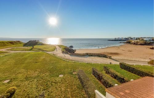 Blick auf den Strand und das Meer von einem Haus in der Unterkunft 2 Bedroom Amazing Apartment In Royan in Royan