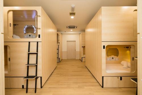 En eller flere senge i et værelse på Luma Nest Capsules