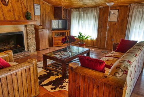 un soggiorno con un divano e un tavolino da caffè di Hotel Rural Noguera de la Sierpe ad Arroyo Frio