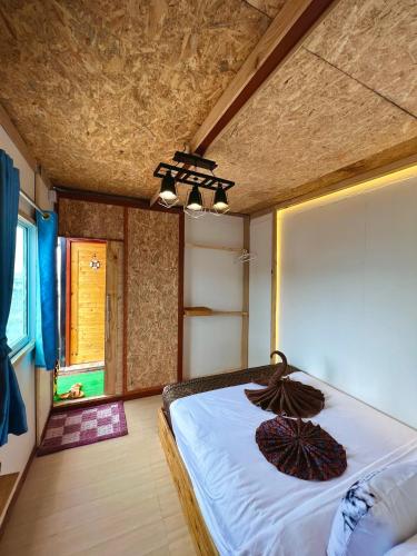 a bedroom with a bed in a room at Bnเกาะลิบงโฮมสเตย์ in Ko Muk