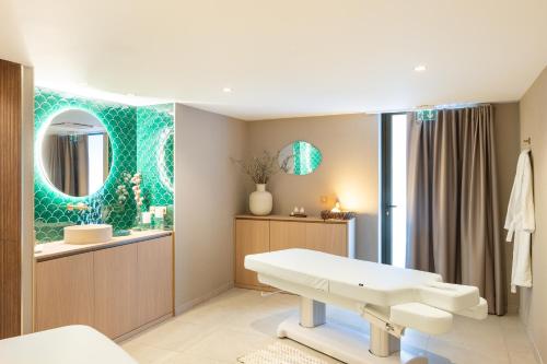 a hospital room with a mirror and a white table at Aiden by Best Western T'aim Hotel & SPA in Compiègne