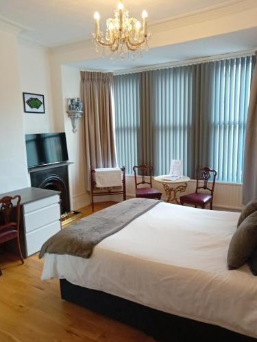 Postel nebo postele na pokoji v ubytování Grosvenor House - onsite free parking