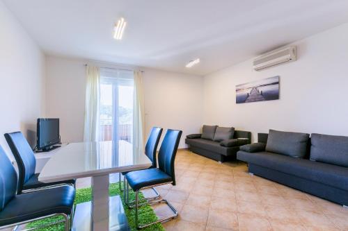 Fucane - Ella - MPolo