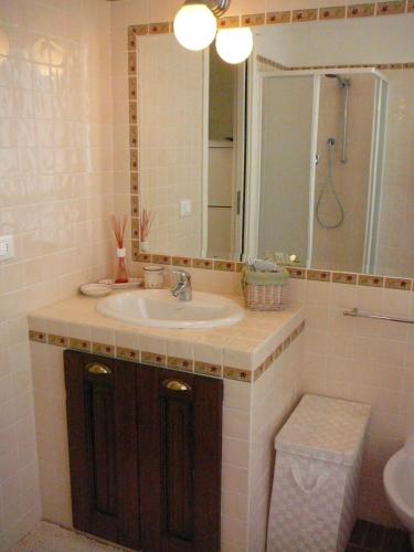 a bathroom with a sink and a mirror at Agriturismo Ca' di Mazza in Monzuno