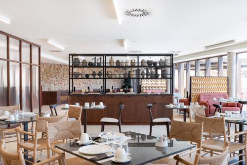 ein Restaurant mit Tischen und Stühlen und eine Bar in der Unterkunft Parador de Molina de Aragón in Molina de Aragón