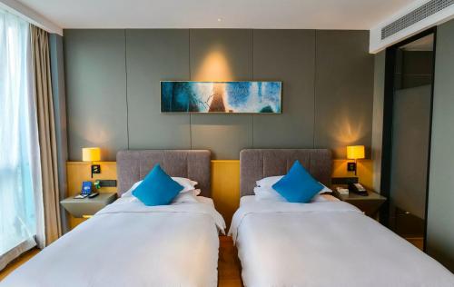 Postel nebo postele na pokoji v ubytování SSAW Boutique Hotel Wenzhou Dexin