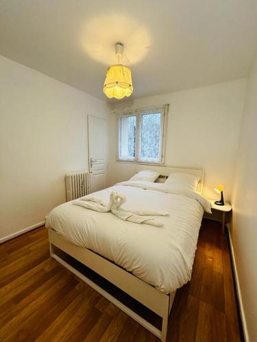 Postel nebo postele na pokoji v ubytování Nice 3 rooms 400m RER B direct Paris