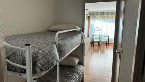 - une chambre avec des lits superposés et une salle à manger dans l'établissement Résidence Chamoisiere - Studio cosy tout confort - Belle vue MAE-0971, à Montgenèvre