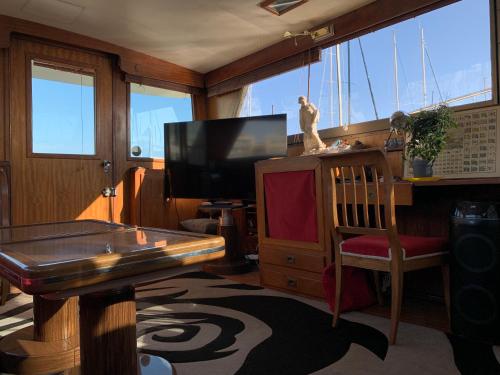 een woonkamer met een pooltafel en een tv bij Master Cabin in Golfe Juan in Vallauris