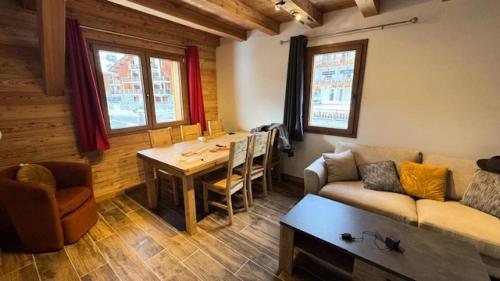 un salon avec un canapé et une table dans l'établissement Chalet Epilobe - Superbe appartement montagne et cosy - 5 pers - 50m des pistes MAE-5161, à Montgenèvre