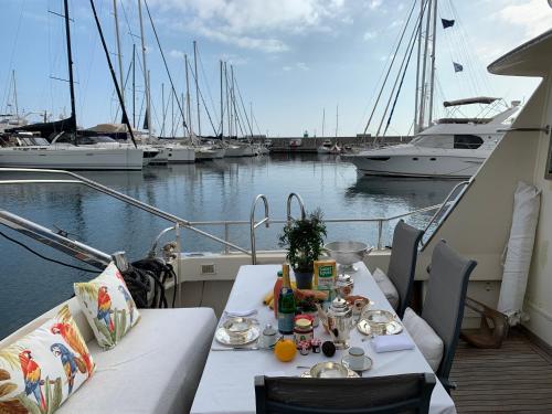 une table sur un bateau dans un port de plaisance avec des bateaux dans l'établissement Master Cabin in Golfe Juan, à Vallauris