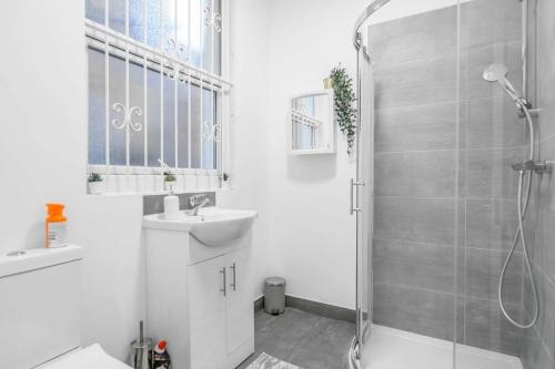 Ένα μπάνιο στο Charming London Flat Near Wembley Parks & Garden