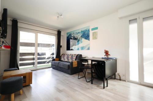 un salon avec un canapé et une table dans l'établissement Résidence Les Esserts - Les Esserts MAE-3931, aux Houches