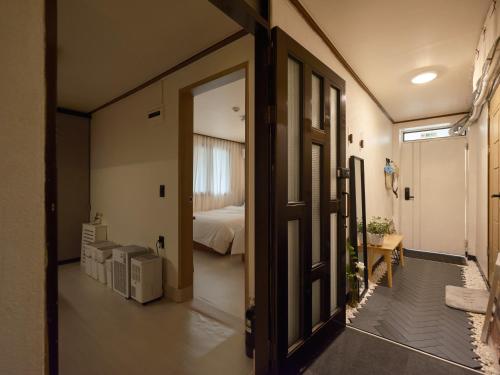 une porte ouverte menant à une chambre dans l'établissement Walking Distance to Sindorim Station, 3 Rooms, 4 Queen Beds, 2 Bathrooms, 1 Minute to Yeongdeungpo Station Bus Stop, à Séoul