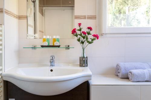 Bilik mandi di Chalet Hôtel La Sapinière